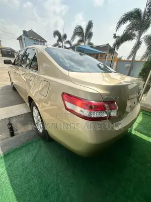 Toyota Camry LE 4dr Sedan (2.5L 4cyl 6AM) 2010 Gold