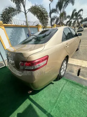 Toyota Camry LE 4dr Sedan (2.5L 4cyl 6AM) 2010 Gold