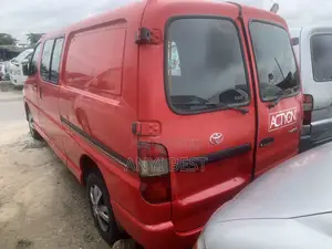 Toyota HiAce 2006 Red