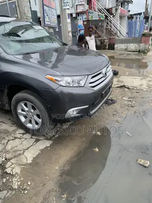 Toyota Highlander SE 2011 Gray