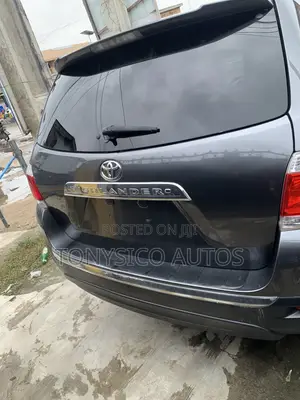 Toyota Highlander SE 2011 Gray