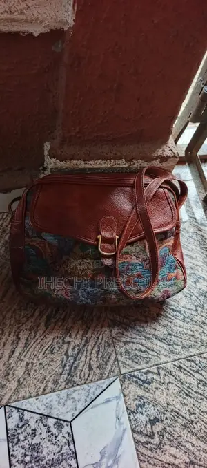 I Sell Quality Hand Bags for Less