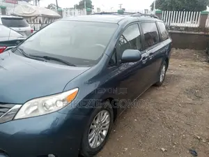 Toyota Sienna XLE FWD 8-Passenger 2013 Blue