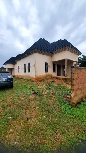 3bdrm Block of Flats in Ogheghe, Sapele Rd, Benin City for sale