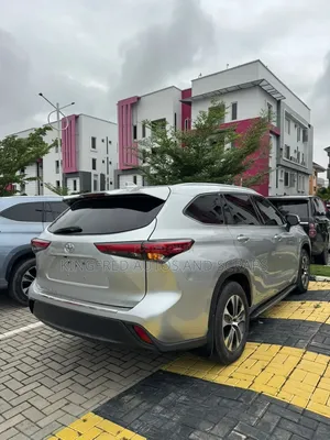 Toyota Highlander 2022 Silver