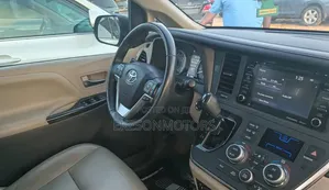 Toyota Sienna 2018 Red