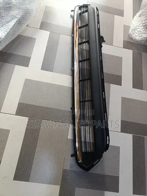 Front Bumper Down Grill/Chrome Highlander 2012