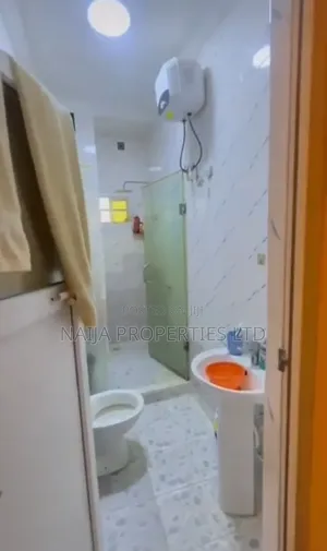 Mini Flat in Chevron for rent