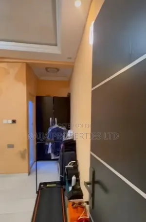Mini Flat in Chevron for rent