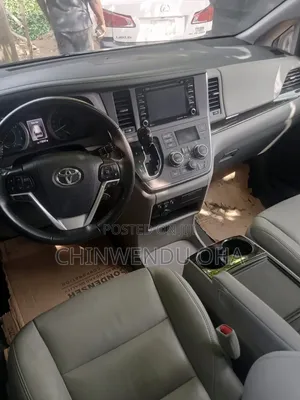 Toyota Sienna 2019 Silver