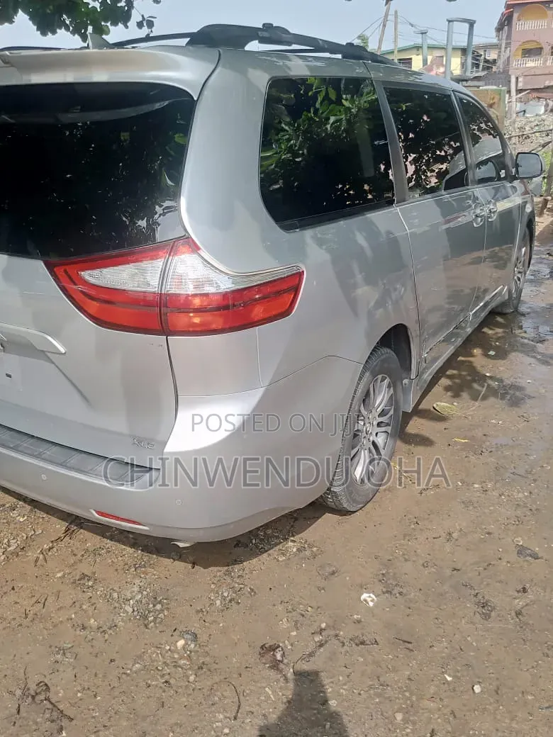 Toyota Sienna 2019 Silver