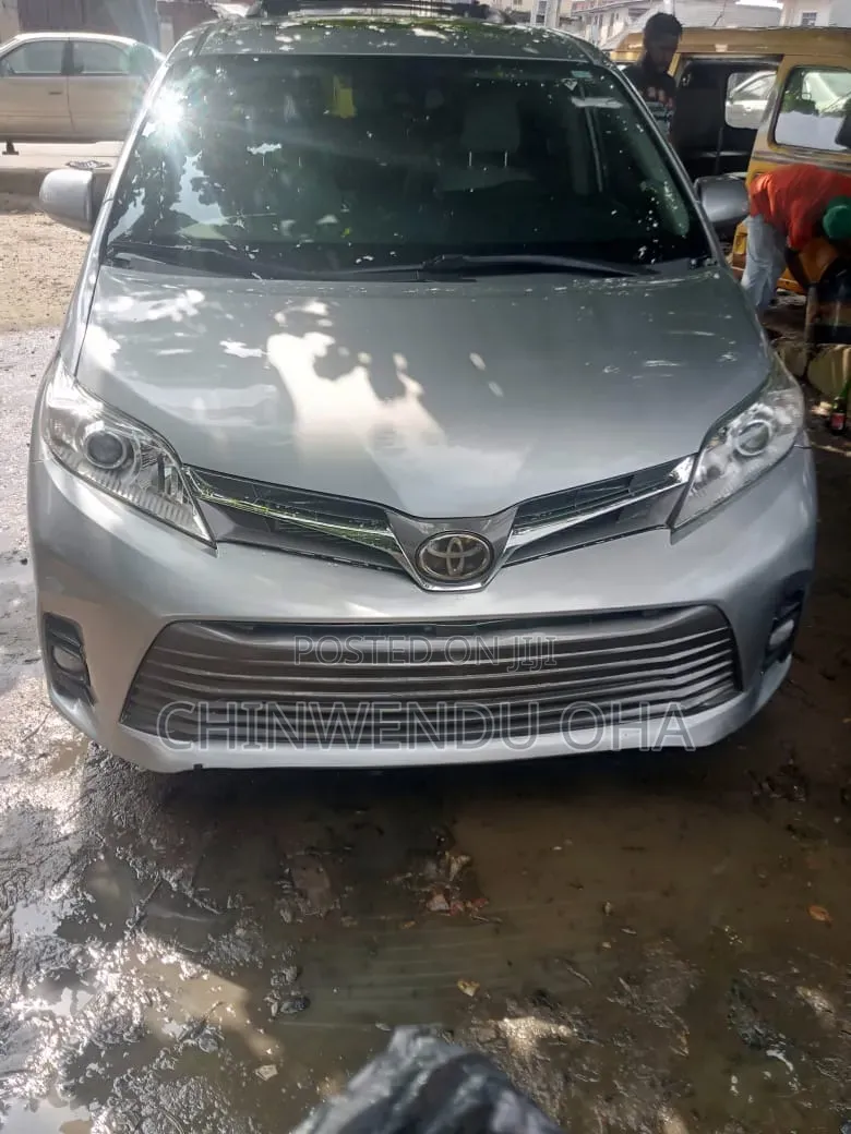 Toyota Sienna 2019 Silver