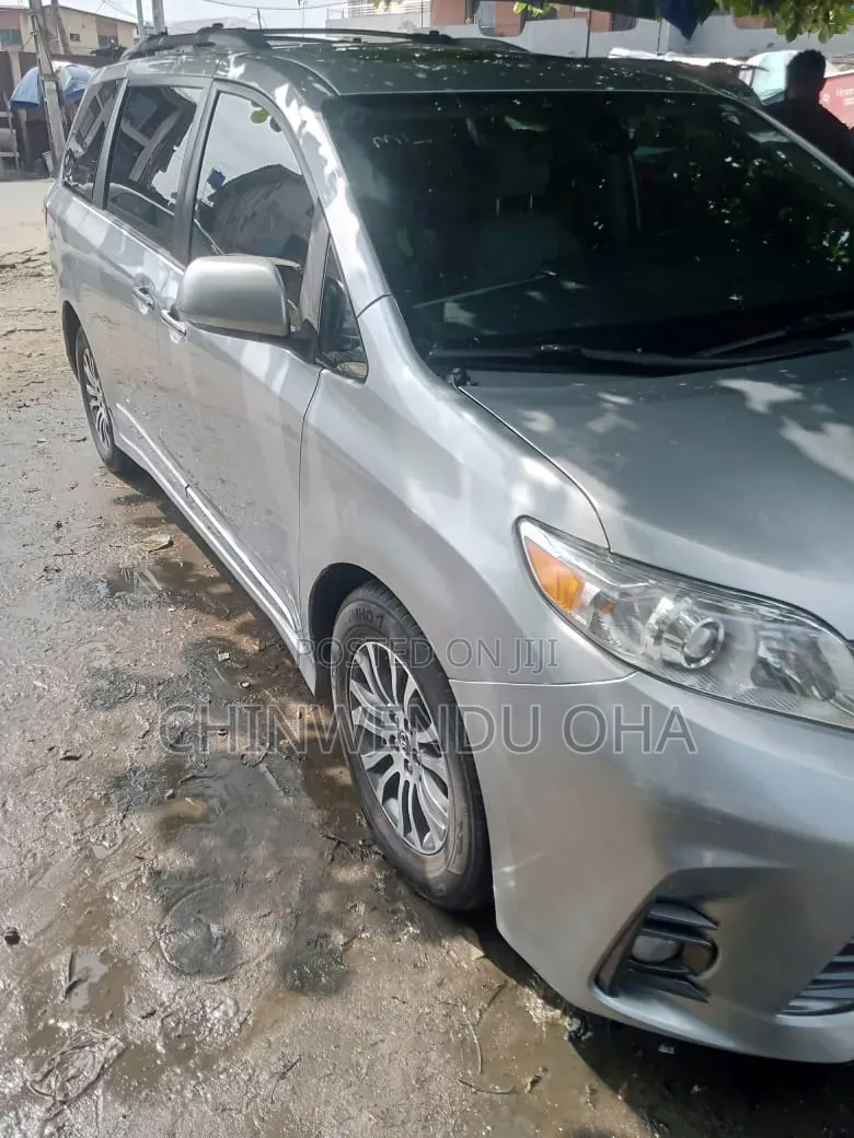 Toyota Sienna 2019 Silver