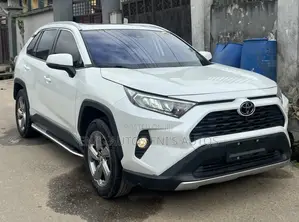 Toyota RAV4 XLE 2021 White