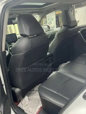Toyota RAV4 XLE 2021 White