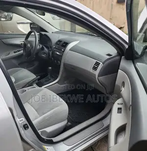 Toyota Corolla LE 4dr Sedan (1.8L 4cyl 4A) 2010 Silver