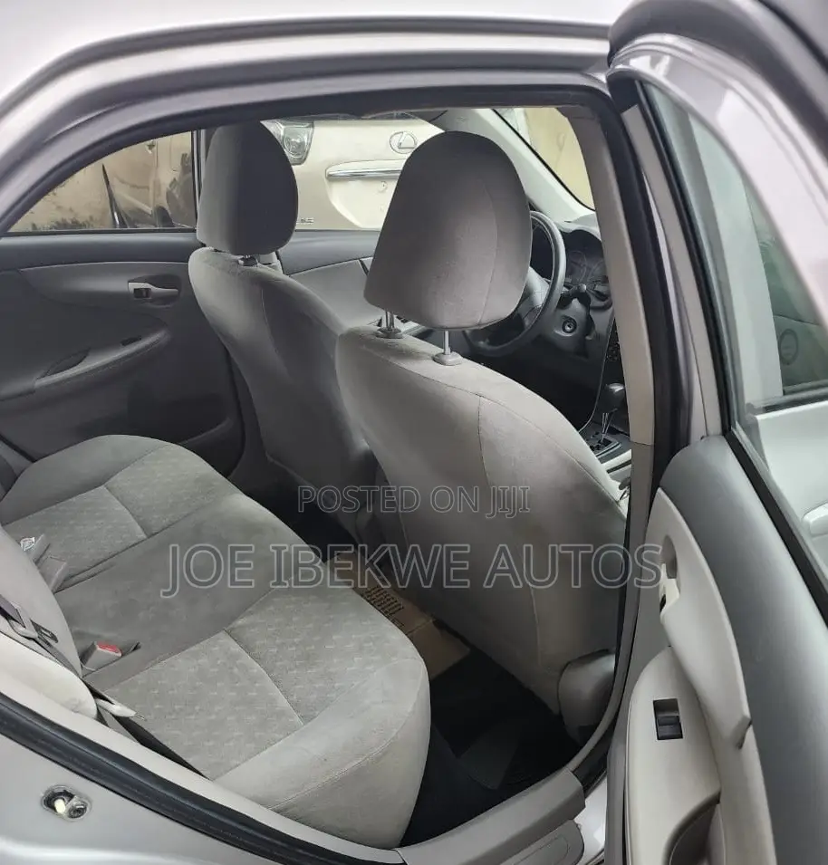 Toyota Corolla LE 4dr Sedan (1.8L 4cyl 4A) 2010 Silver