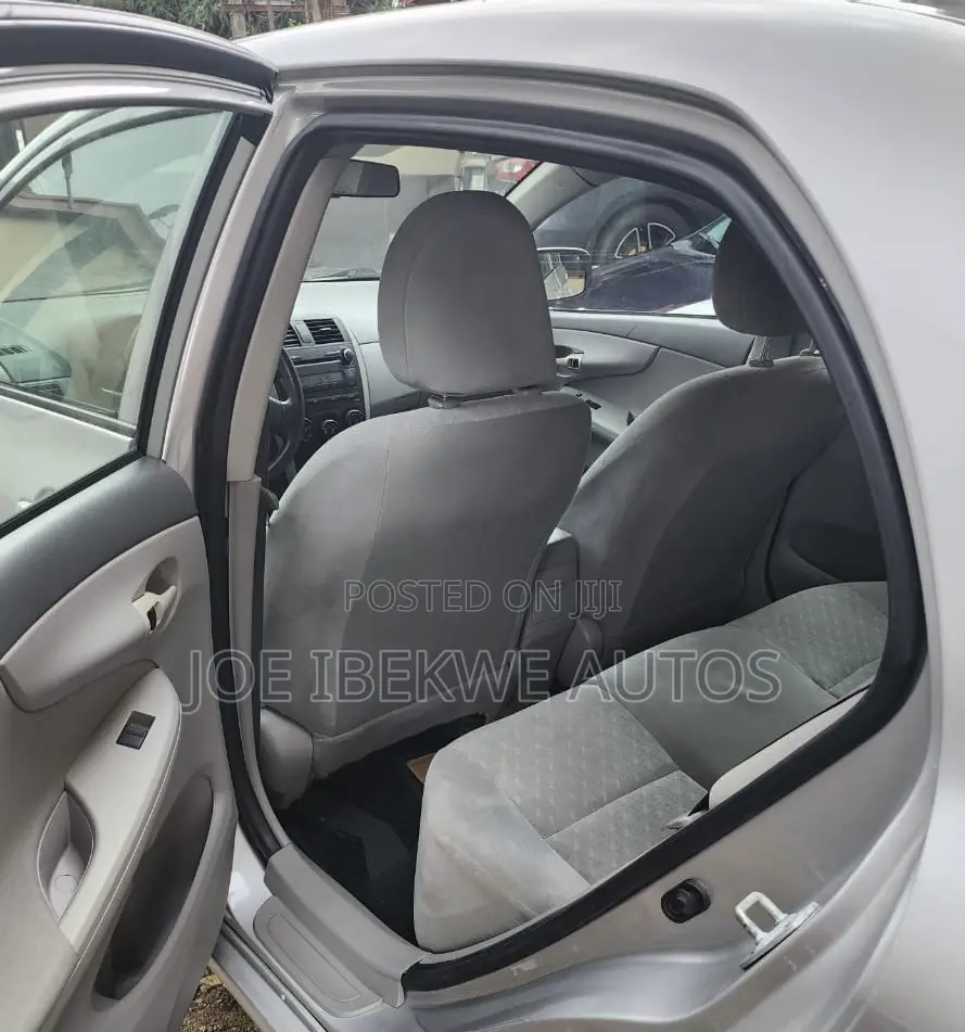 Toyota Corolla LE 4dr Sedan (1.8L 4cyl 4A) 2010 Silver