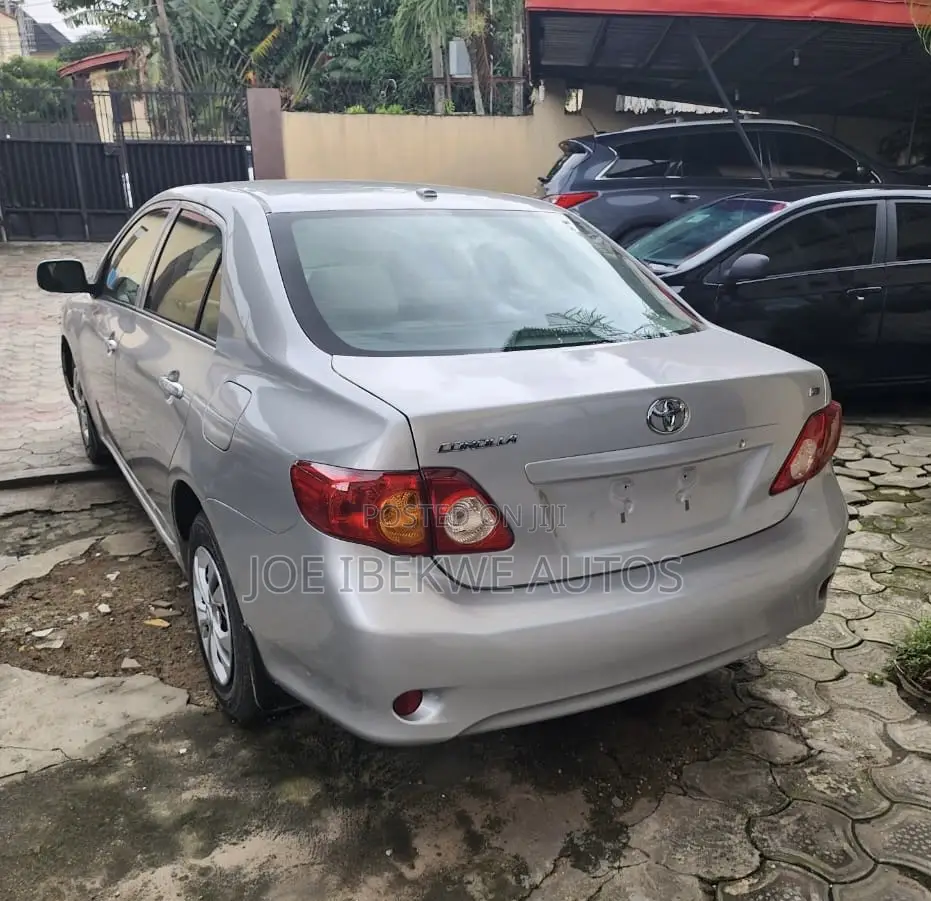 Toyota Corolla LE 4dr Sedan (1.8L 4cyl 4A) 2010 Silver