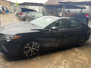 Toyota Camry SE FWD (2.5L 4cyl 8AM) 2018 Black