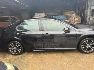 Toyota Camry SE FWD (2.5L 4cyl 8AM) 2018 Black