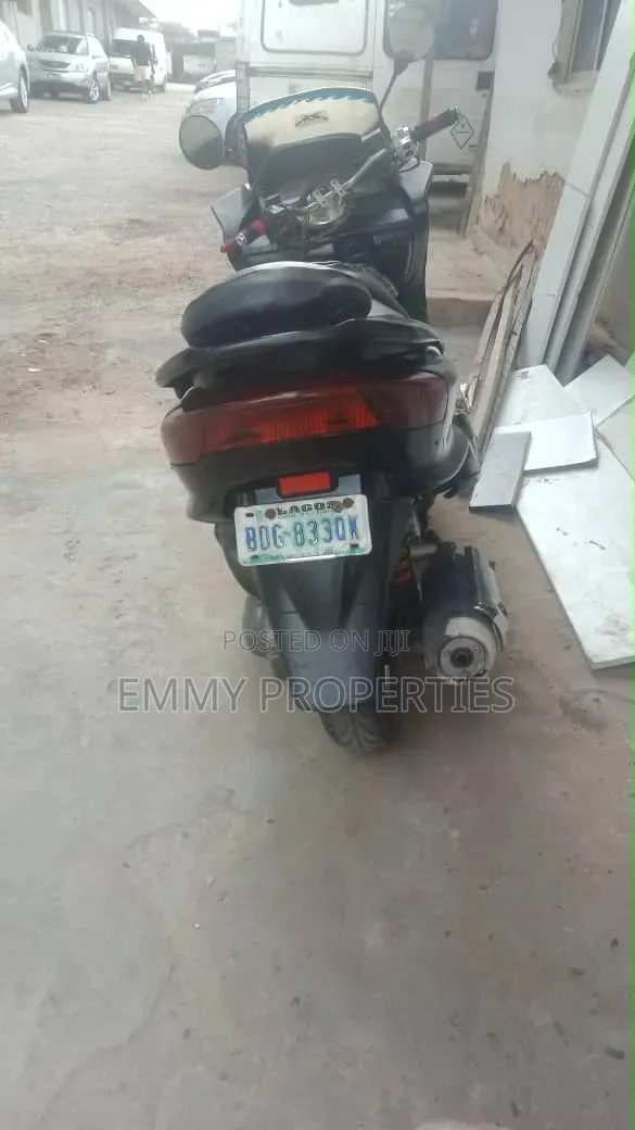 Yamaha 2010 Black