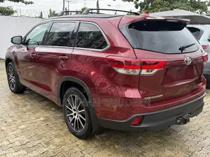Toyota Highlander SE 4x4 V6 (3.5L 6cyl 8A) 2017 Red