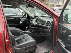 Toyota Highlander SE 4x4 V6 (3.5L 6cyl 8A) 2017 Red