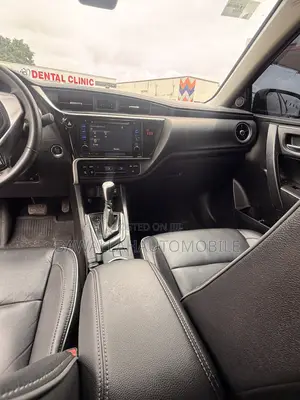 Toyota Corolla XLE (1.8L 4cyl 2A) 2018 Black