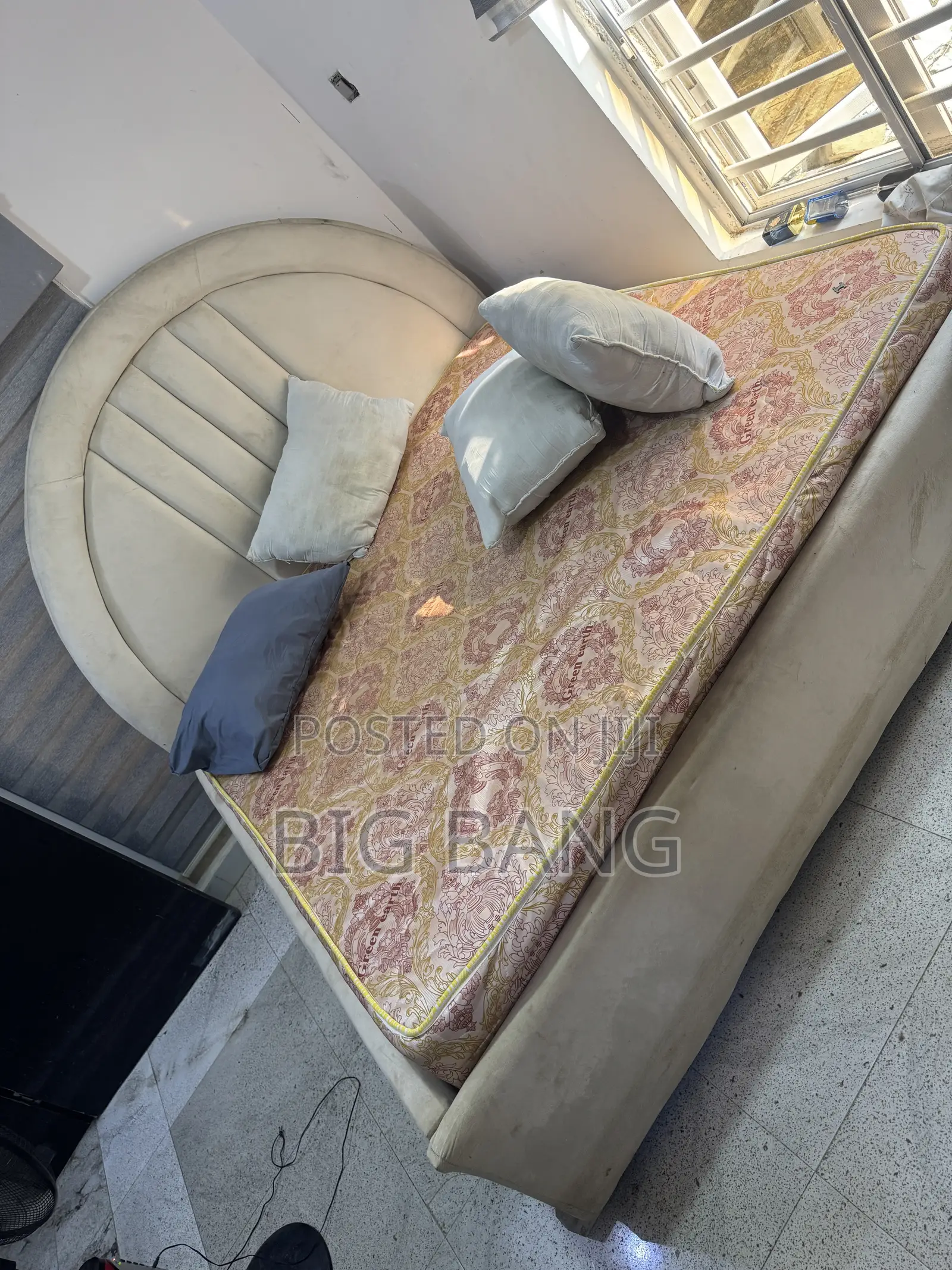 6by6 Bedframe With 4 Pillows