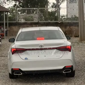 Toyota Avalon XLE FWD Sedan (3.5L V6 8A) 2019 White