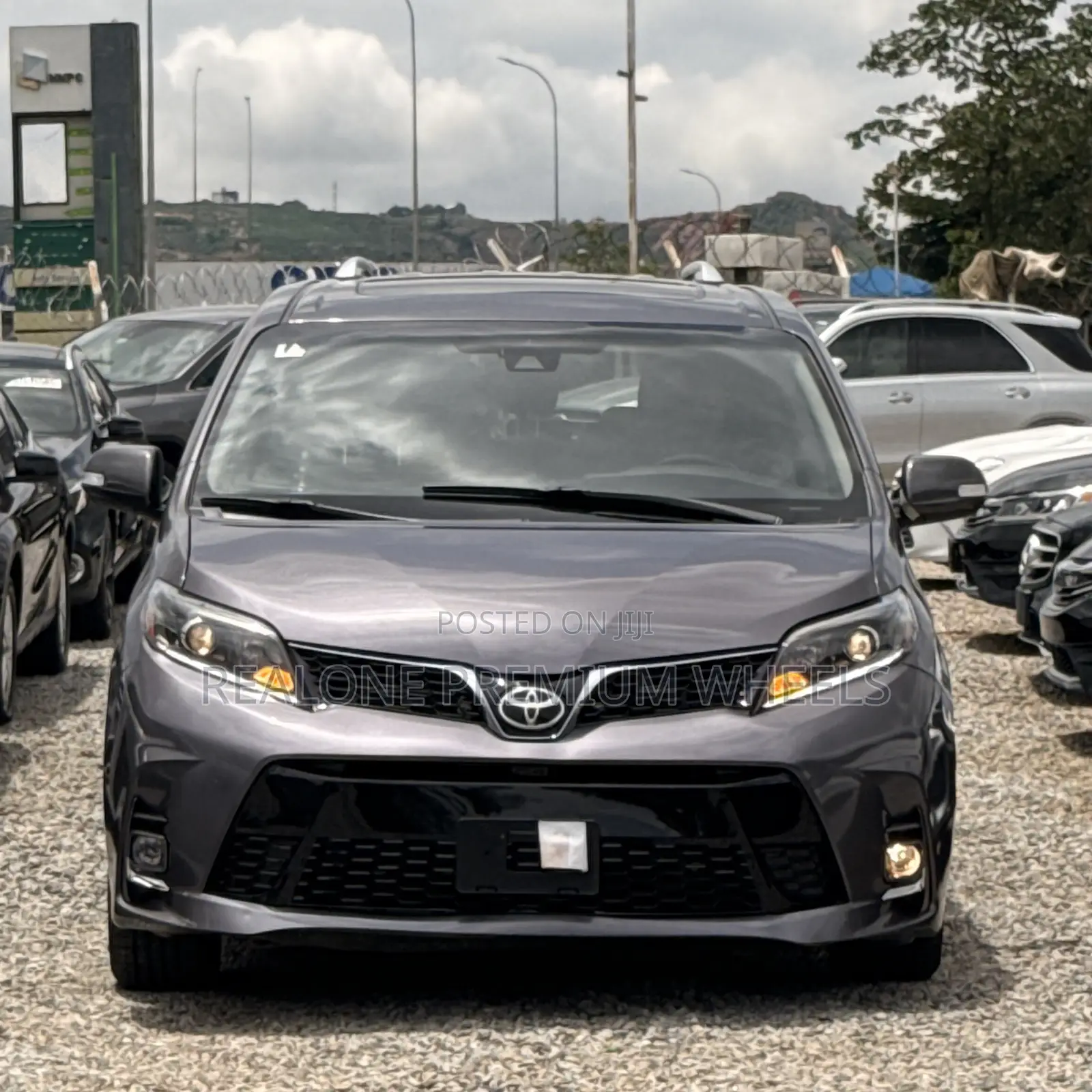 Toyota Sienna XLE AWD 2019 Gray