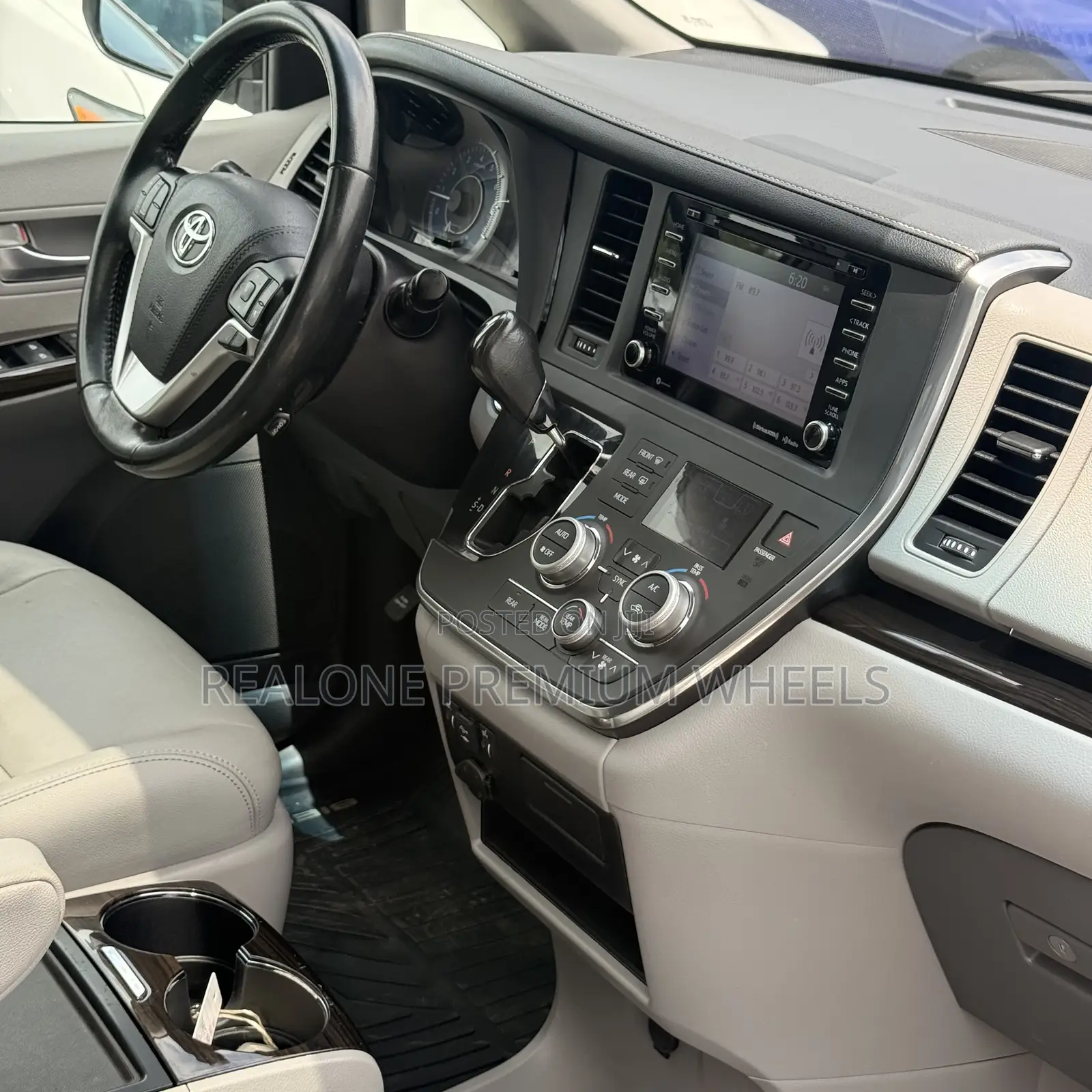 Toyota Sienna XLE AWD 2019 Gray