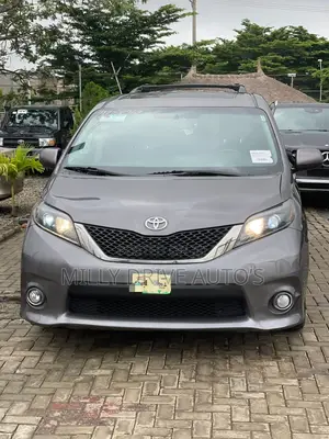 Toyota Sienna SE Premium 8-Passenger 4dr Minivan (3.5L 6cyl 6A) 2015