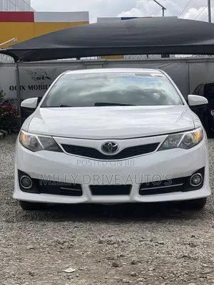 Toyota Camry SE 4dr Sedan (2.5L 4cyl 6A) 2013 White