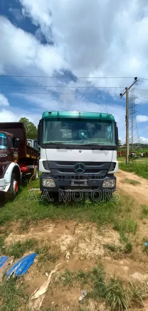 Neatly Used Mercedes-Benz Trailer Head 2000 White