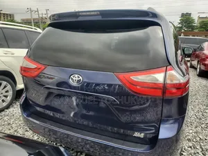 Toyota Sienna 2016 Blue