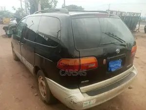 Toyota Sienna CE & 1 hatch 2000