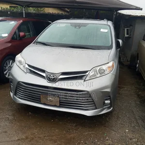 Toyota Sienna 2018 Silver