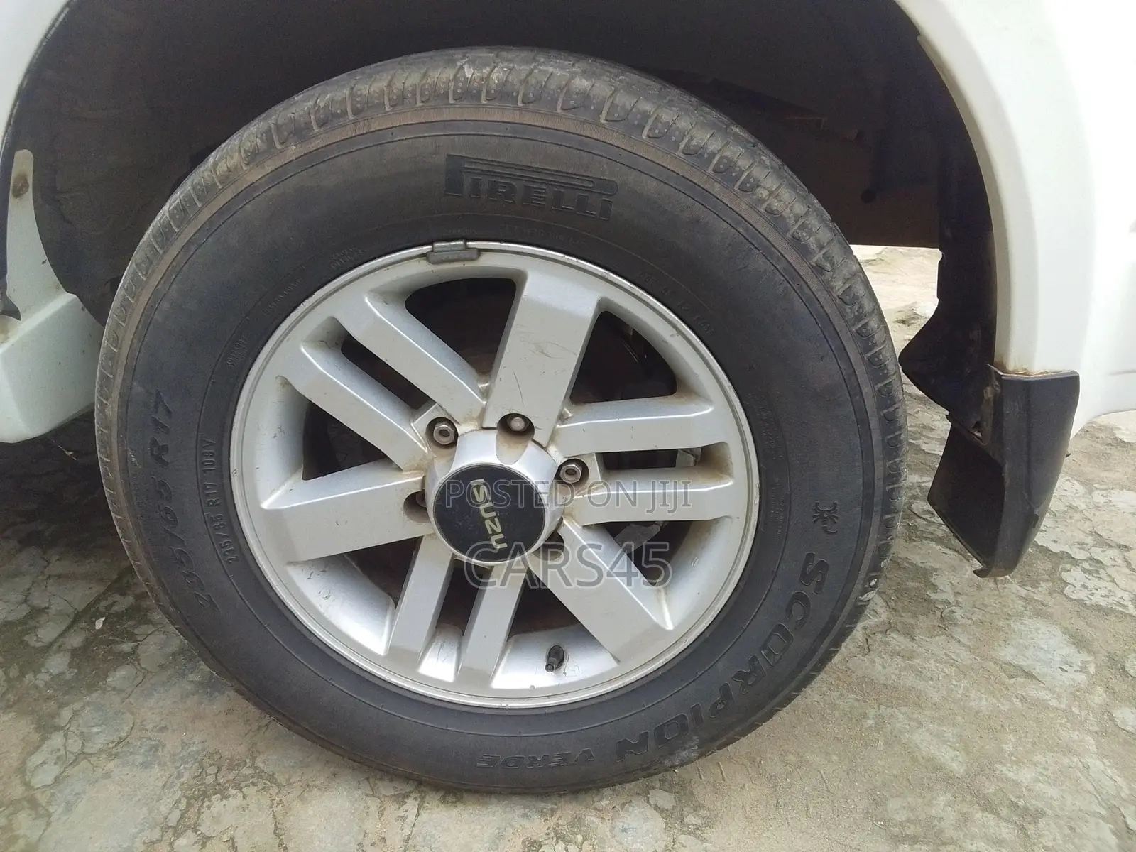 Isuzu Axiom 2004 White