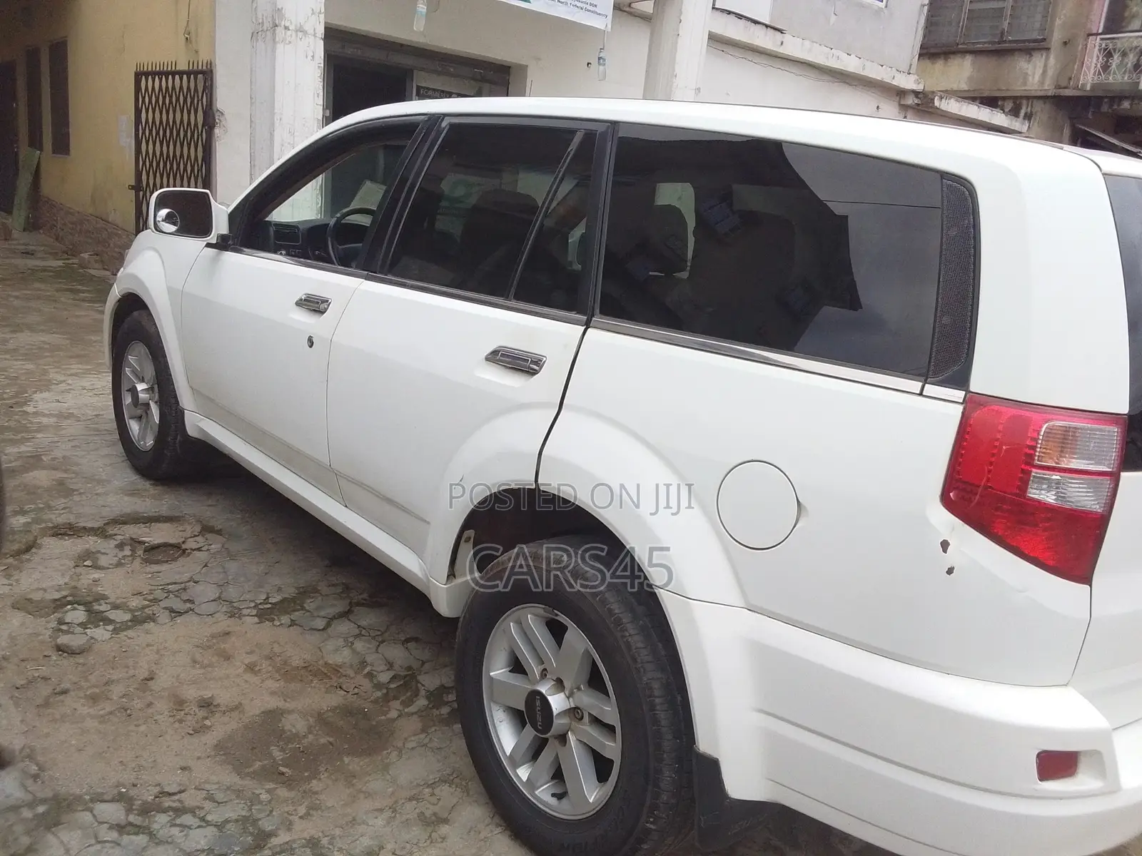 Isuzu Axiom 2004 White