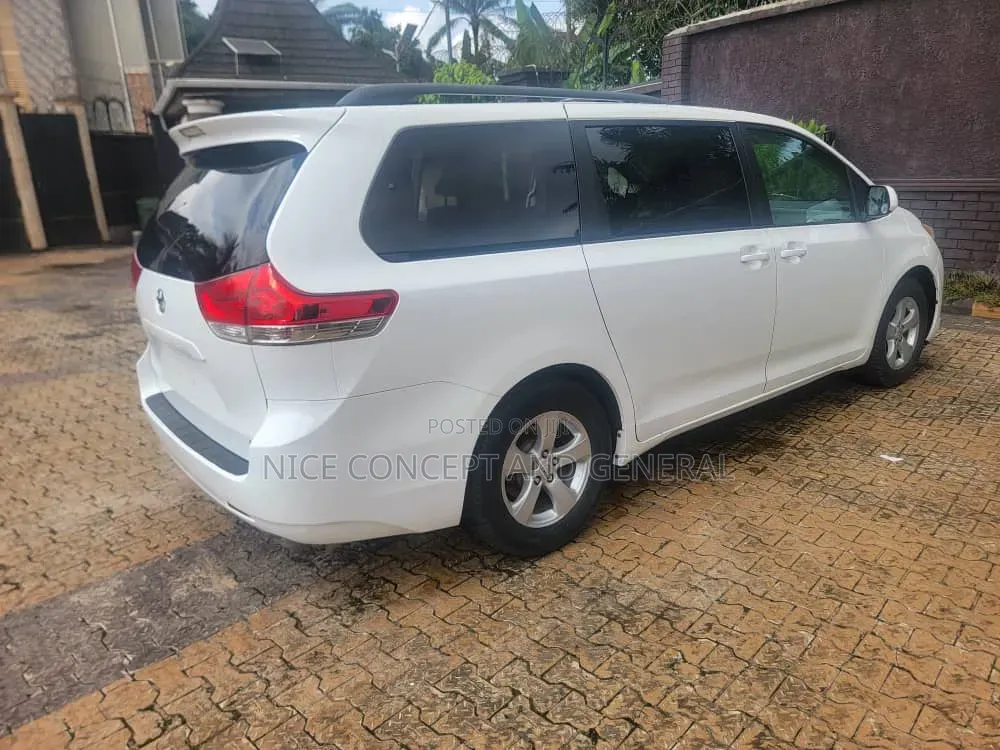 Toyota Sienna 2012 White