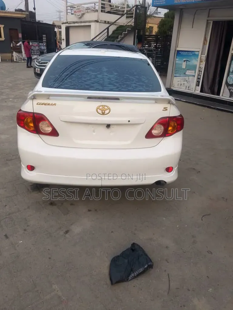 Toyota Corolla 2010 White