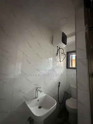 3bdrm Block of Flats in Olagbemi Estate, Iyanganku for rent