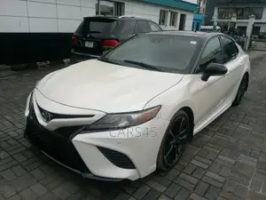 Toyota Camry XSE FWD (2.5L 4cyl 8AM) 2018 White