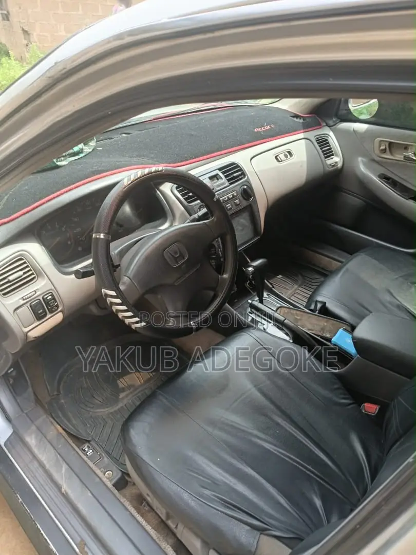 Honda Accord 2000 Silver