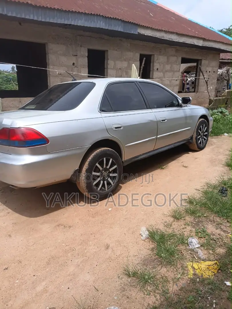 Honda Accord 2000 Silver