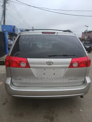 Toyota Sienna 2010 Silver