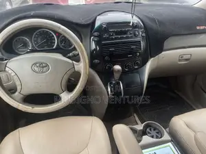 Toyota Sienna LE FWD (3.3L V6 5A) 2004 Gold