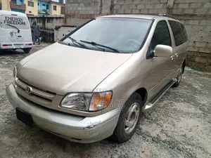 Toyota Sienna XLE & 1 hatch 2000 Gold
